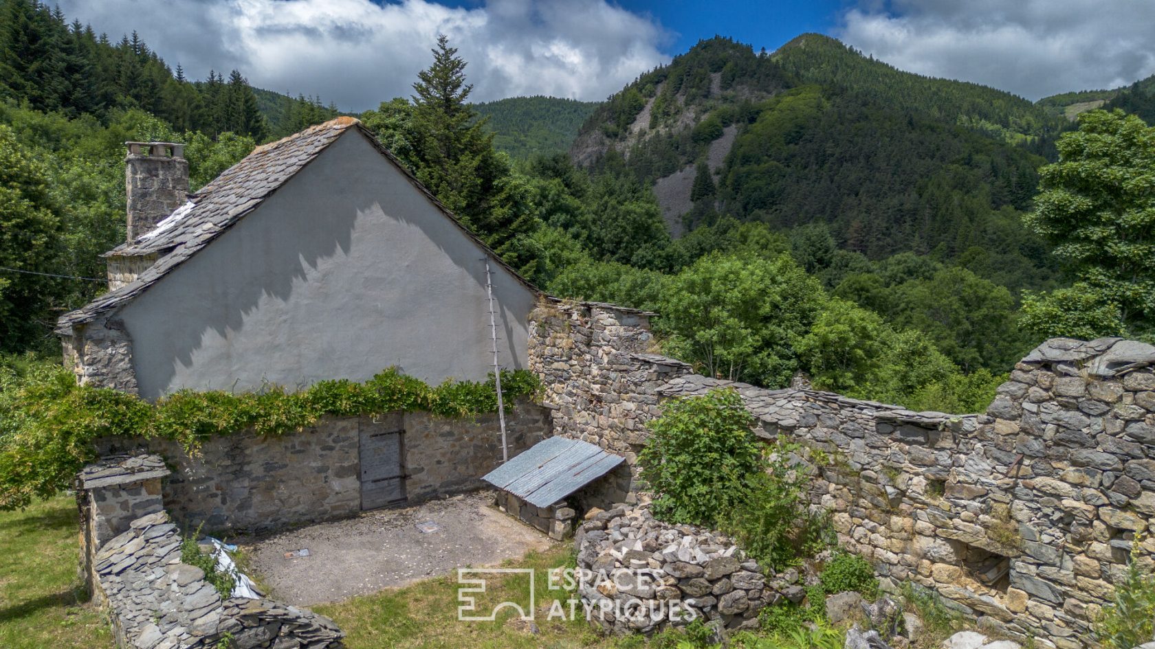 Ancienne et typique ferme de la montagne ardéchoise au pied du Mont Gerbier de Jonc