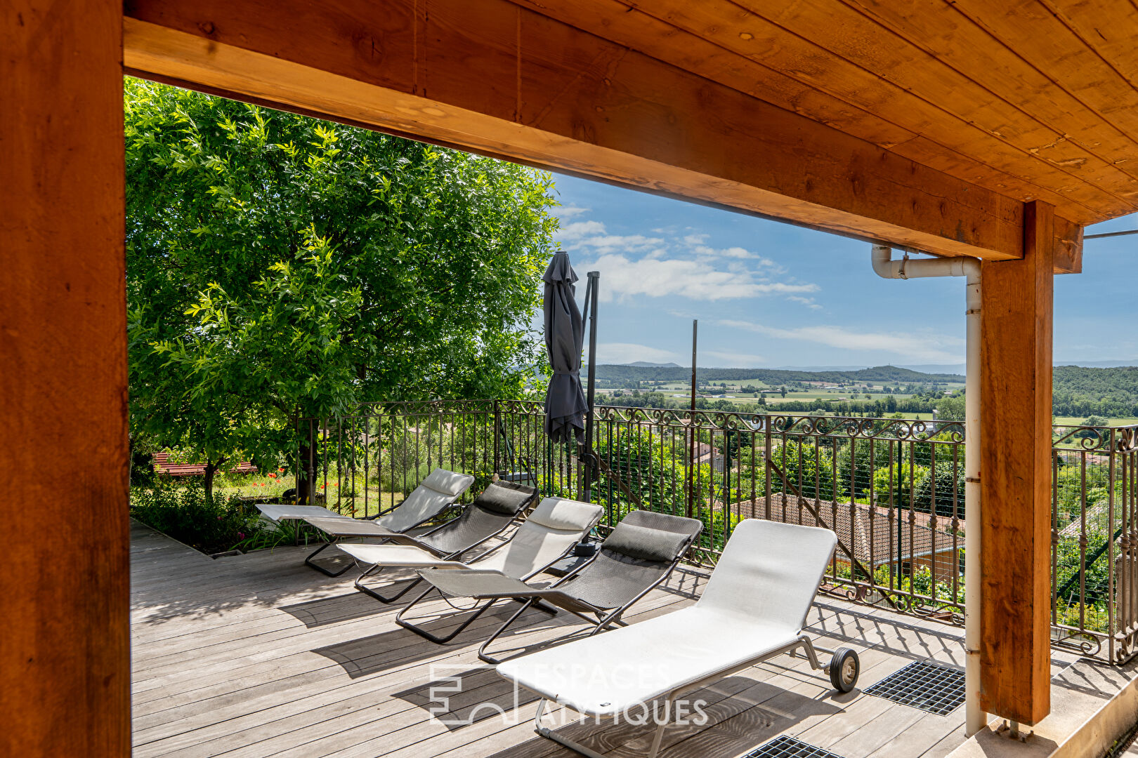 Villa near Valence, with swimming pool, large basement and stunning views!