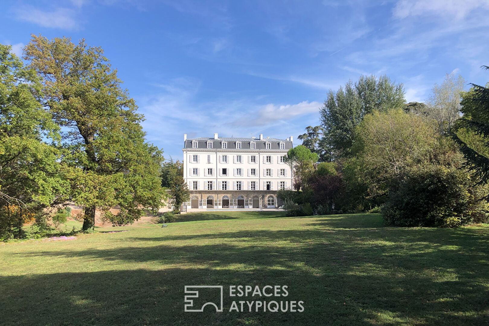 Domaine prestigieux de l’Ardèche verte, à la taille de projets ambitieux.