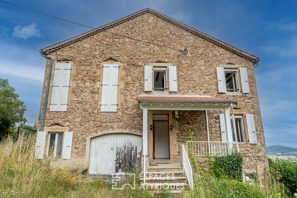 Cet ancien corps de ferme s'élance sur l'Ardèche verte.