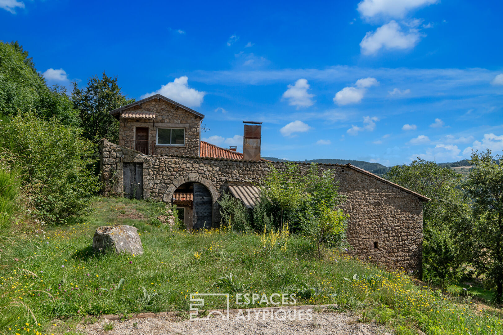 Maison en pierre rénovée avec vue préservée et 16 hectares en Ardèche