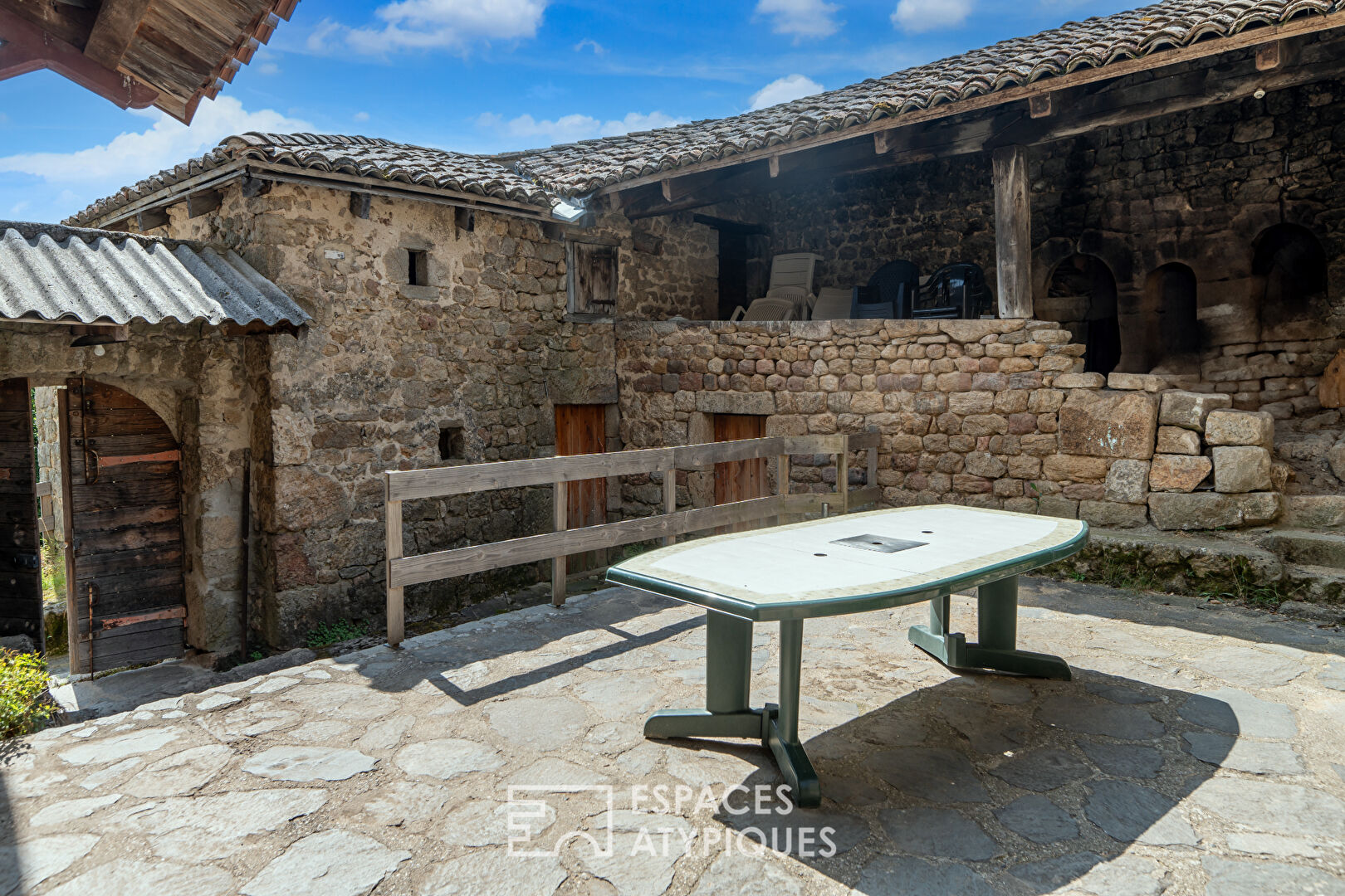Maison en pierre rénovée avec vue préservée et 16 hectares en Ardèche