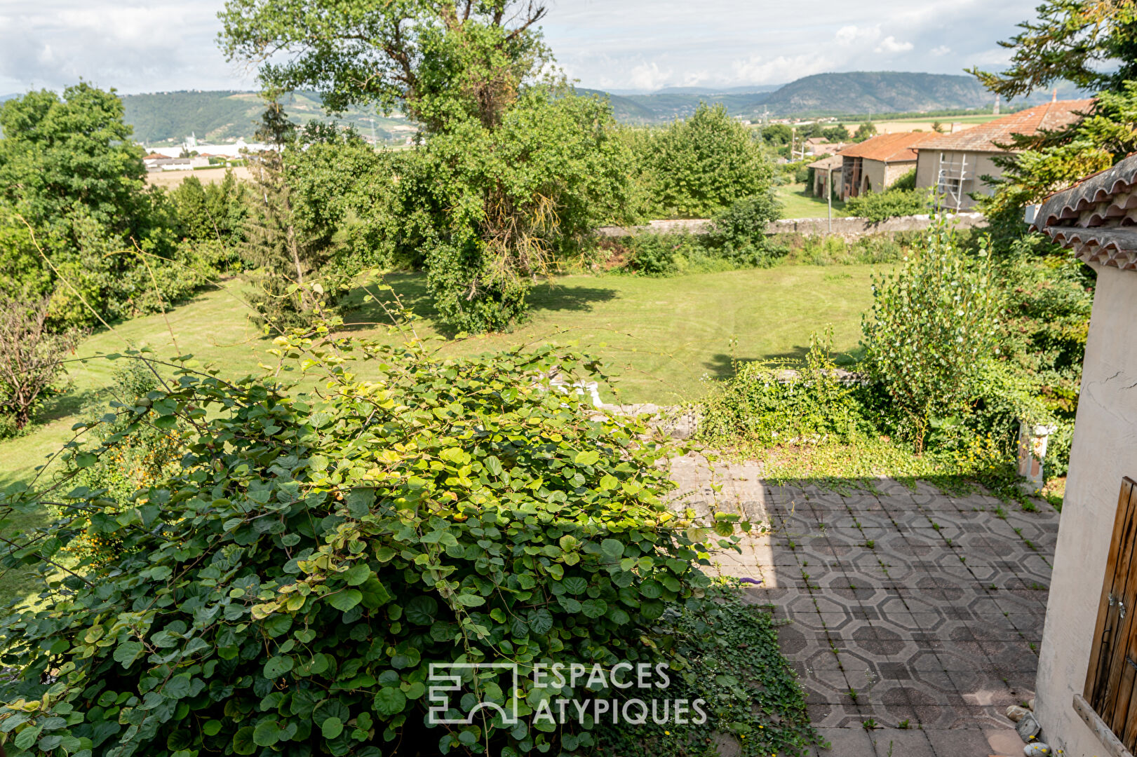70s house with tower on large 9600m² plot