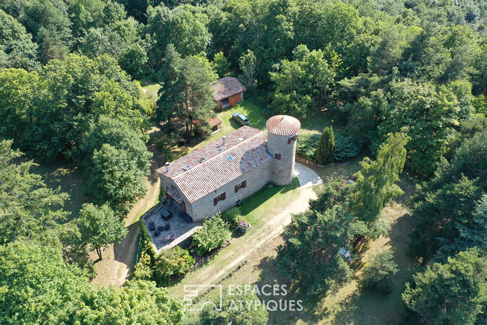 Ancien relais de chasse caché au coeur de l’Ardèche.