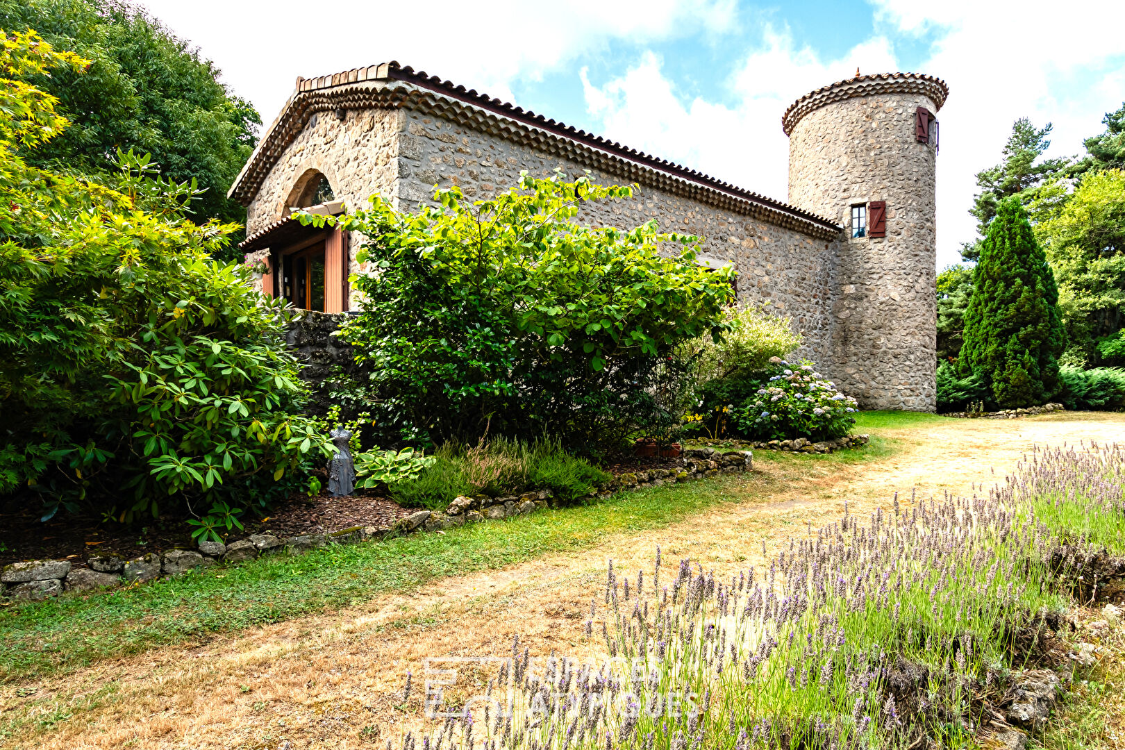 Ancien relais de chasse caché au coeur de l’Ardèche.