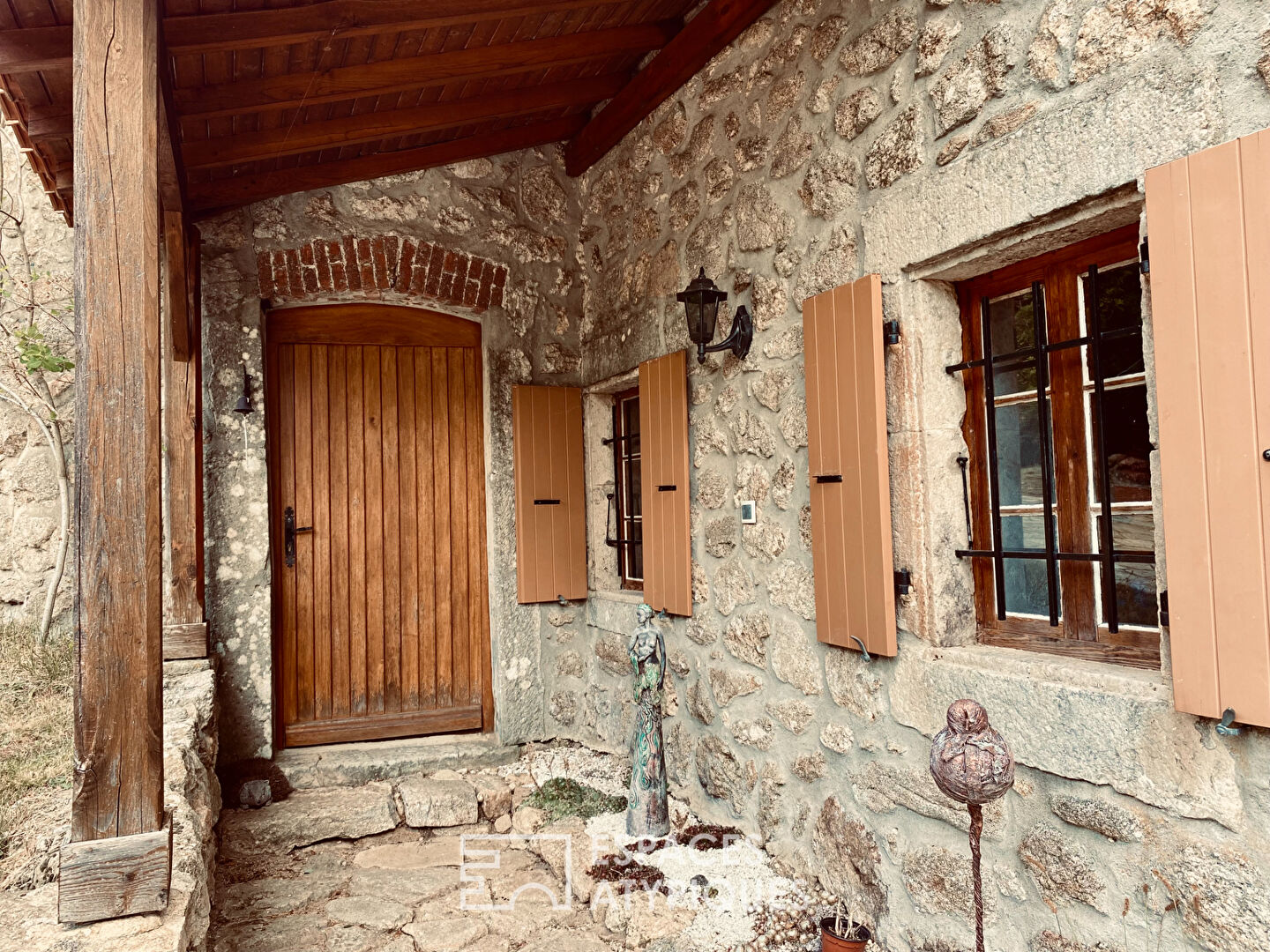 Ancien relais de chasse caché au coeur de l’Ardèche.