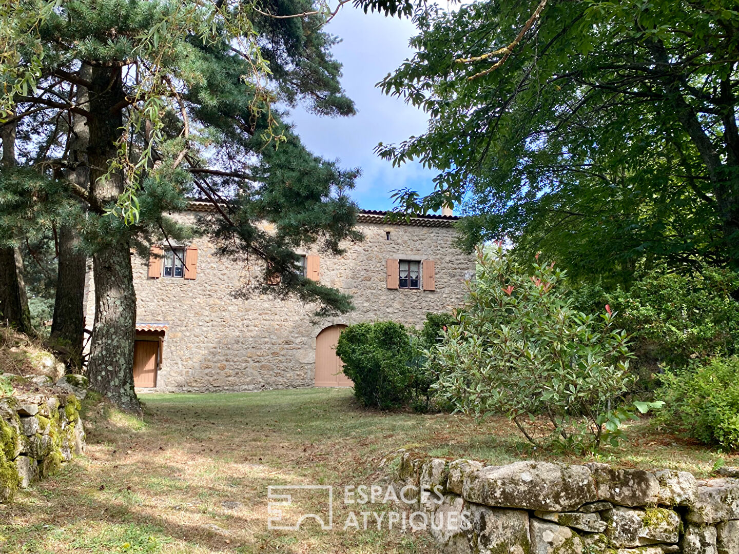 A former hunting lodge hidden away in the heart of the Ardèche.