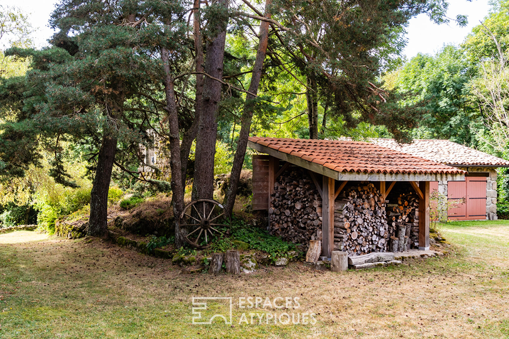 Ancien relais de chasse caché au coeur de l’Ardèche.