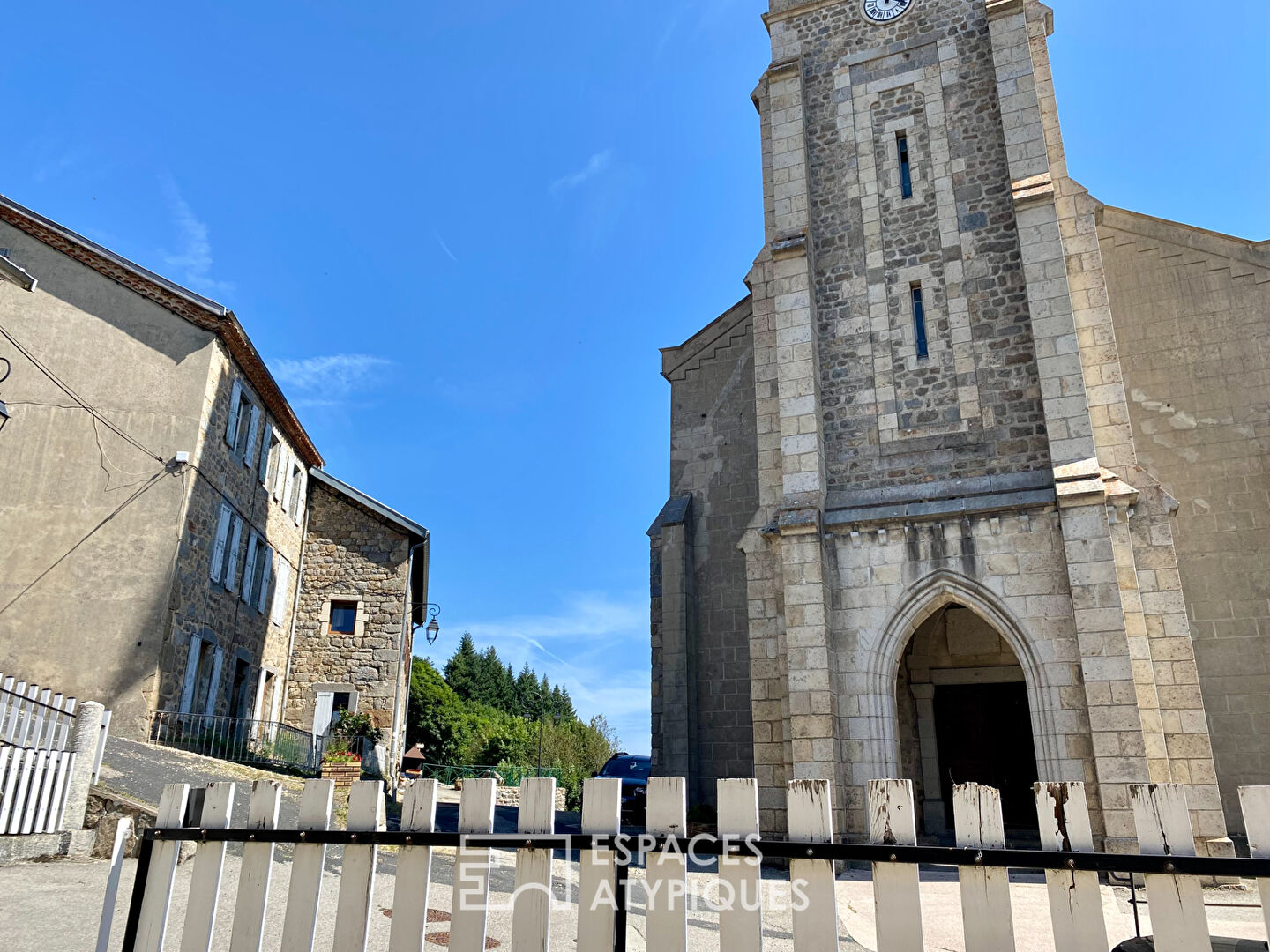 Maison ancienne d’un village perché de la Haute Ardèche.