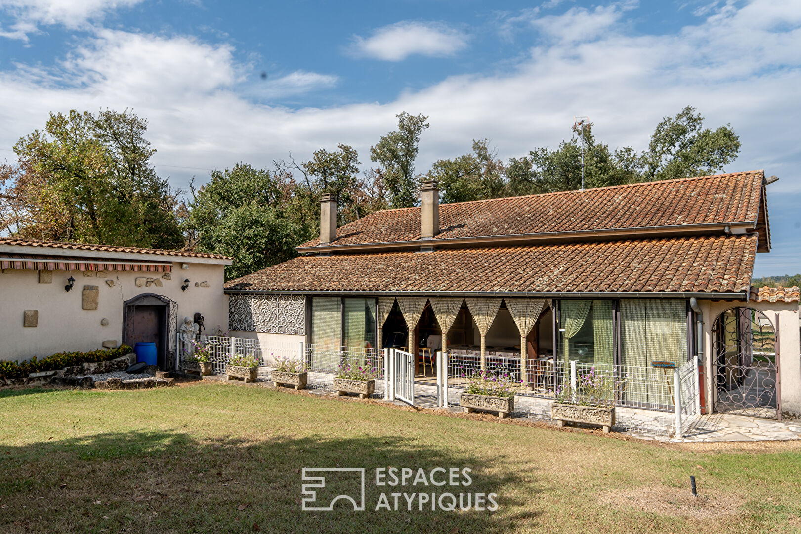 Family home with two dwellings, outbuildings and extensive grounds