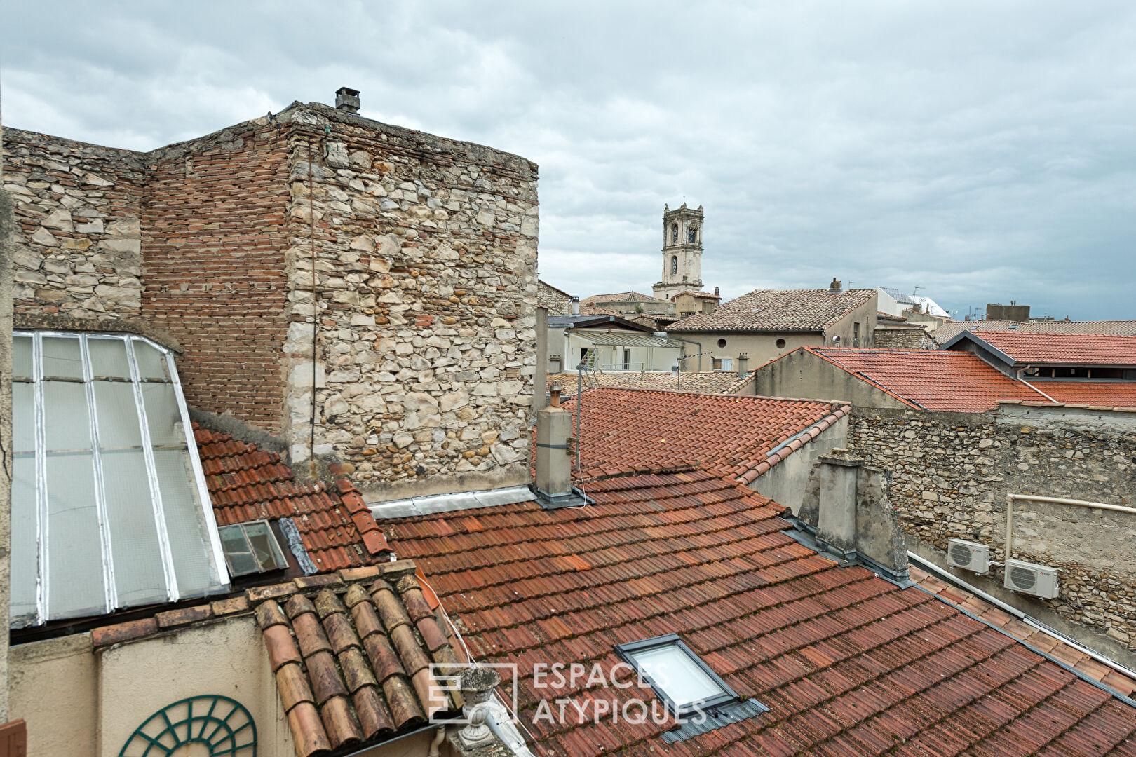 4 appartements et  local commercial dans immeuble de caractère