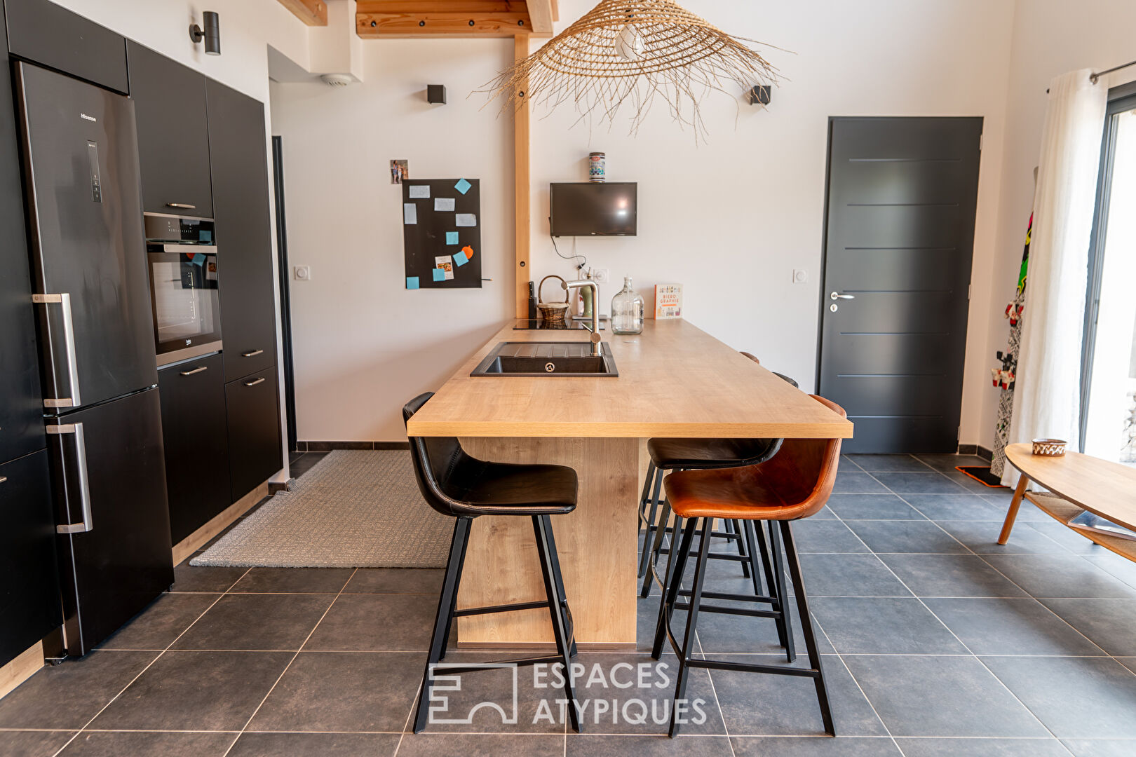 This contemporary house in the Ardèche offers harmonious comfort.