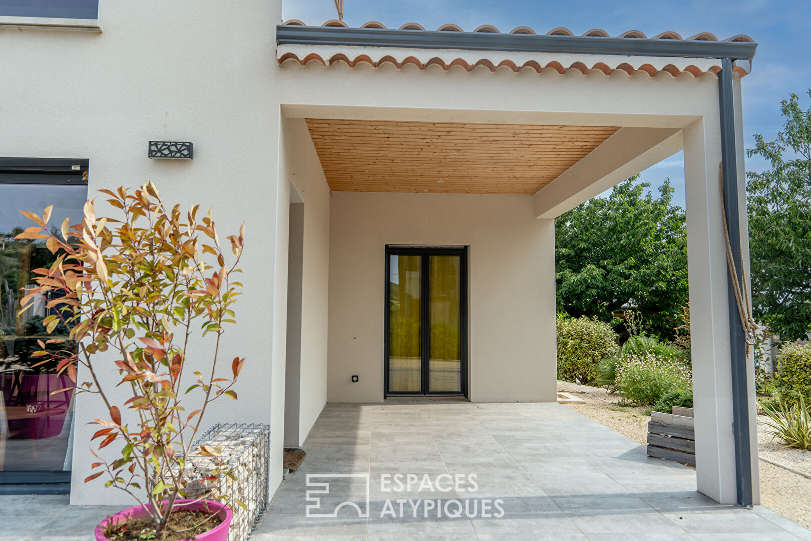 This contemporary house in the Ardèche offers harmonious comfort.