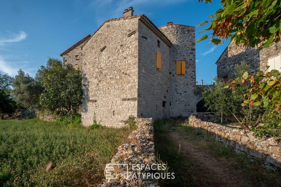 Ancienne ferme ardéchoise de caractère avec son atelier d'artiste