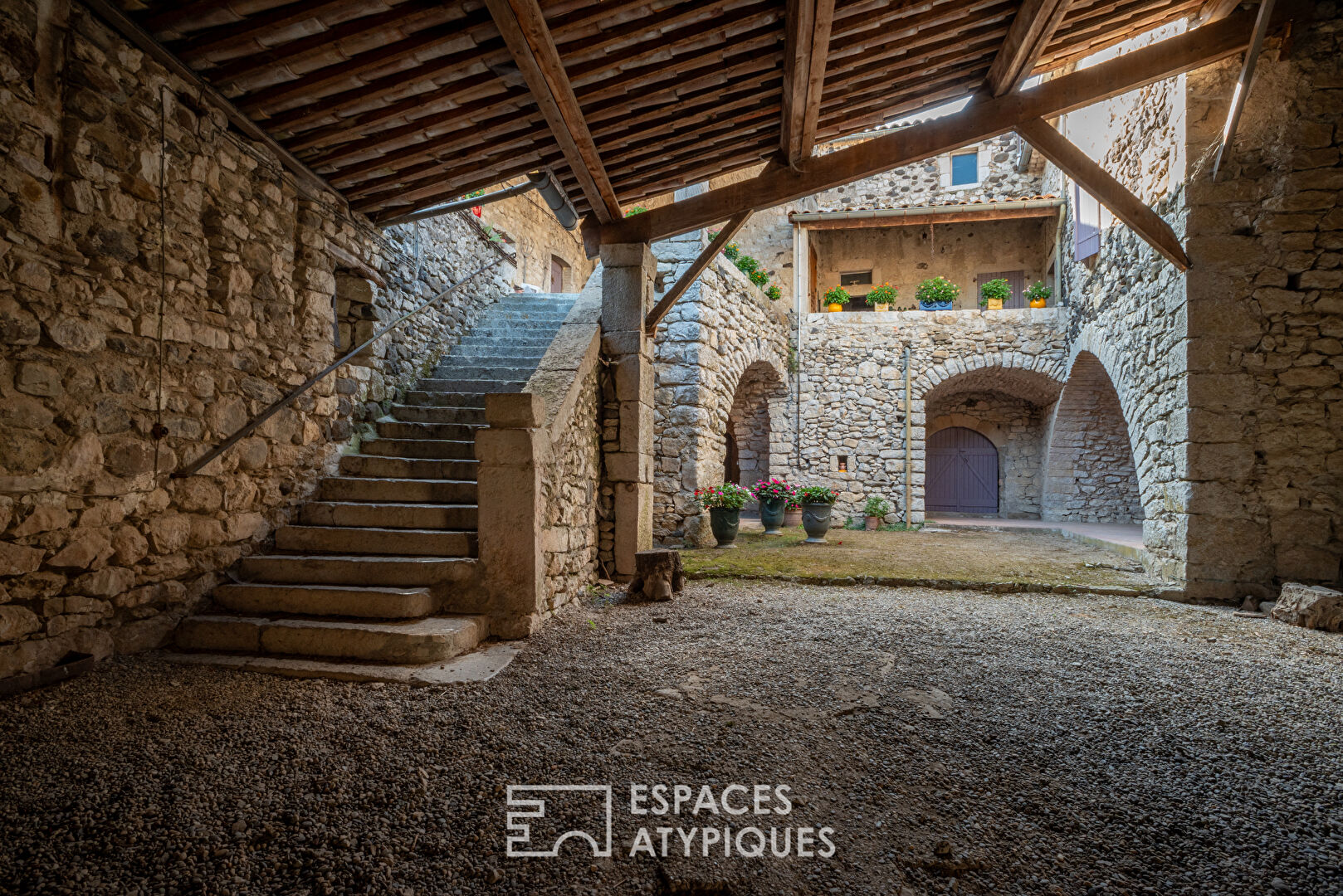 Ancienne ferme ardéchoise de caractère avec son atelier d’artiste