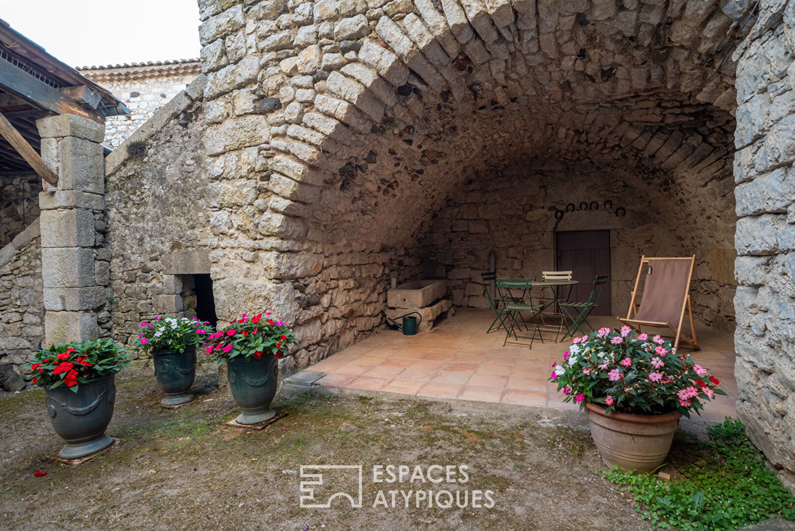 Oldd Ardèche farmhouse with character and its artist’s studio