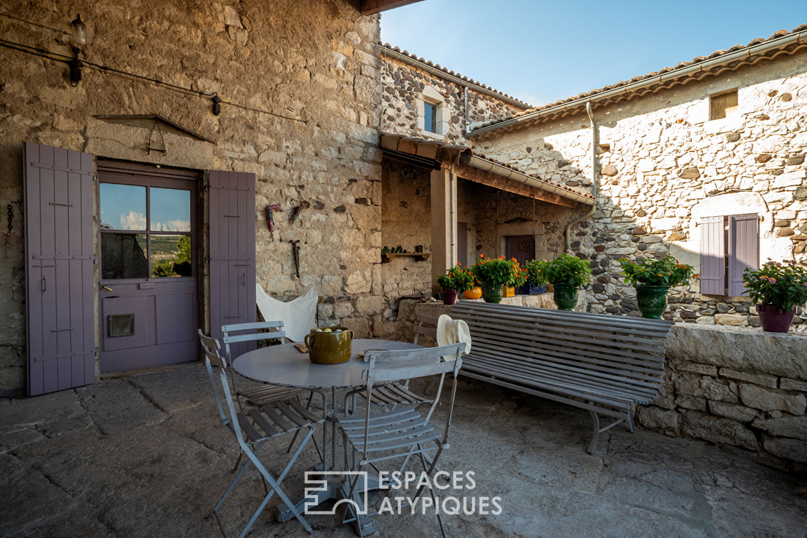 Oldd Ardèche farmhouse with character and its artist’s studio