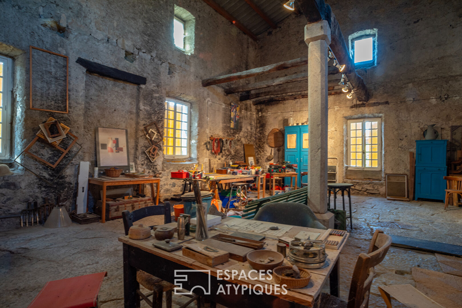 Oldd Ardèche farmhouse with character and its artist’s studio