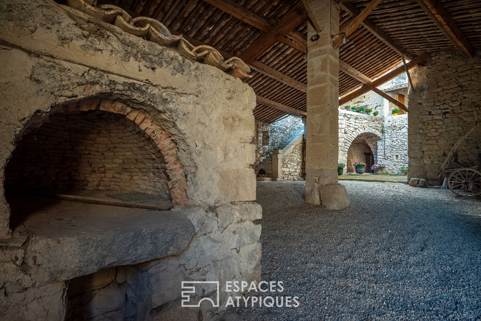 Ancienne ferme ardéchoise de caractère avec son atelier d’artiste