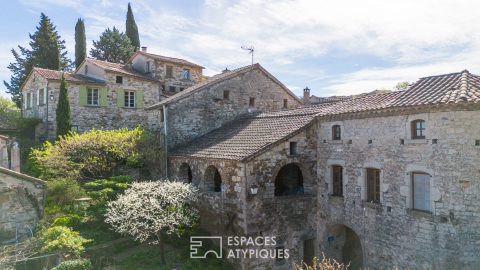 Typique ensemble d’habitations en pierre dans un beau village du Sud Ardèche