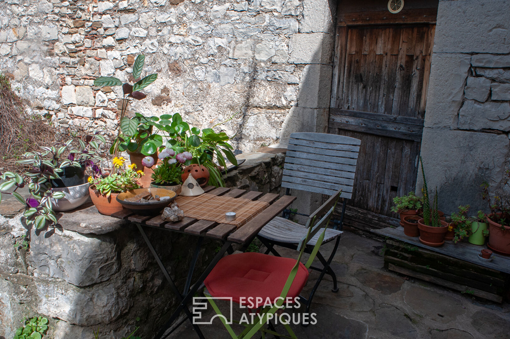 Typique ensemble d’habitations en pierre dans un beau village du Sud Ardèche