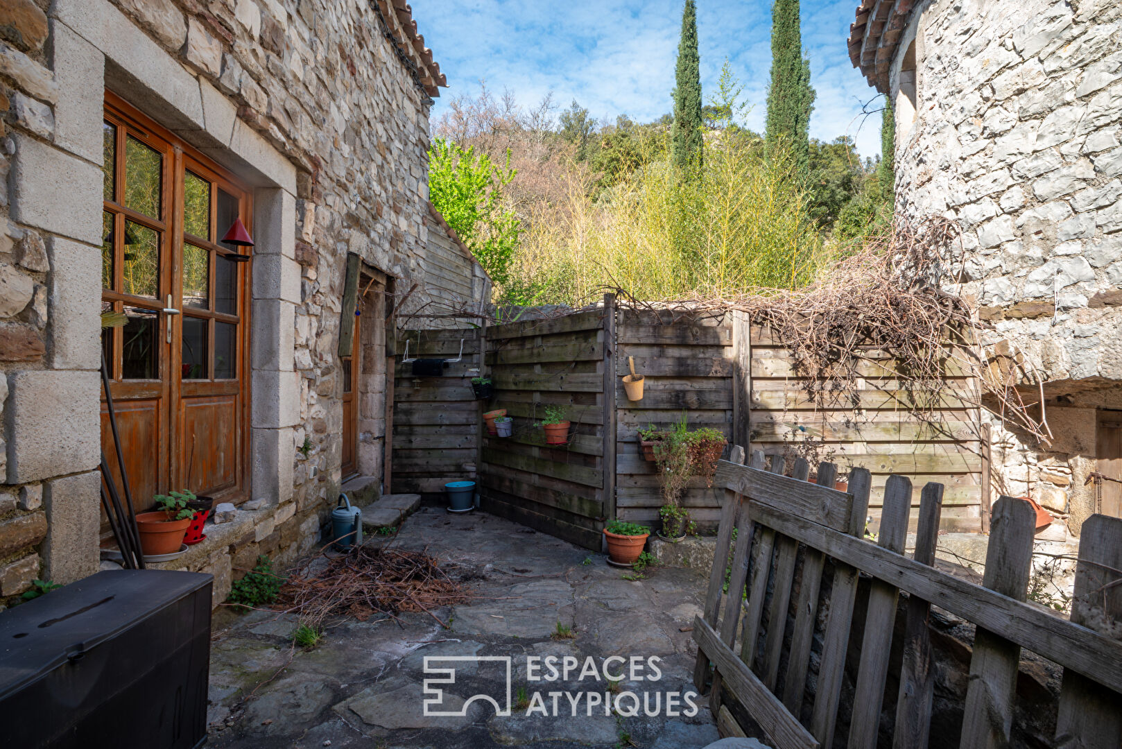 Typique ensemble d’habitations en pierre dans un beau village du Sud Ardèche