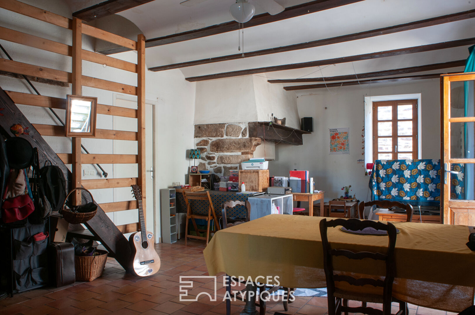 Typique ensemble d’habitations en pierre dans un beau village du Sud Ardèche