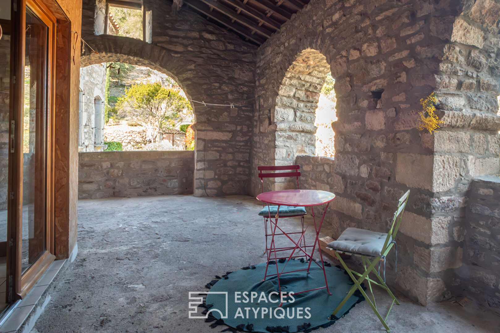 Typique ensemble d’habitations en pierre dans un beau village du Sud Ardèche