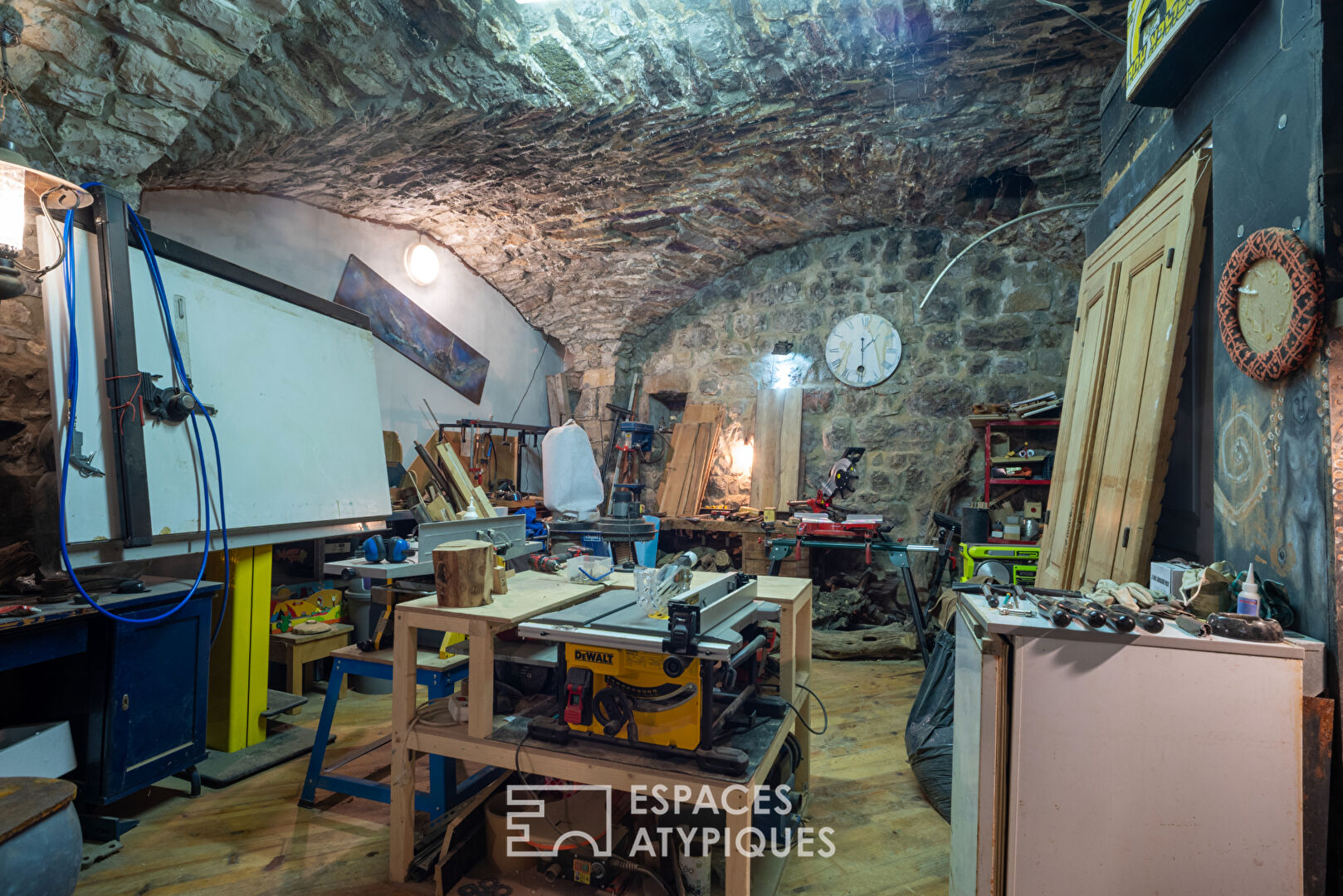 Typique ensemble d’habitations en pierre dans un beau village du Sud Ardèche