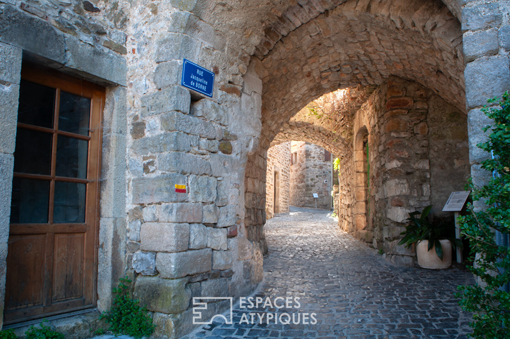 Typique ensemble d’habitations en pierre dans un beau village du Sud Ardèche