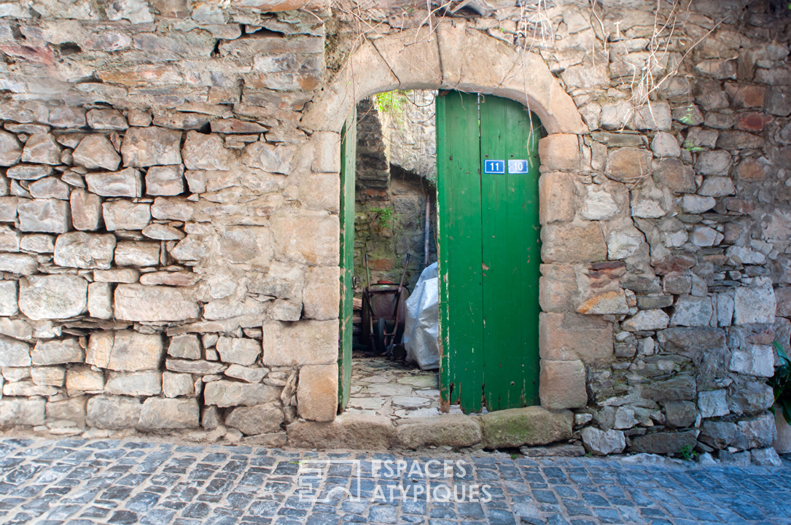 Typique ensemble d’habitations en pierre dans un beau village du Sud Ardèche