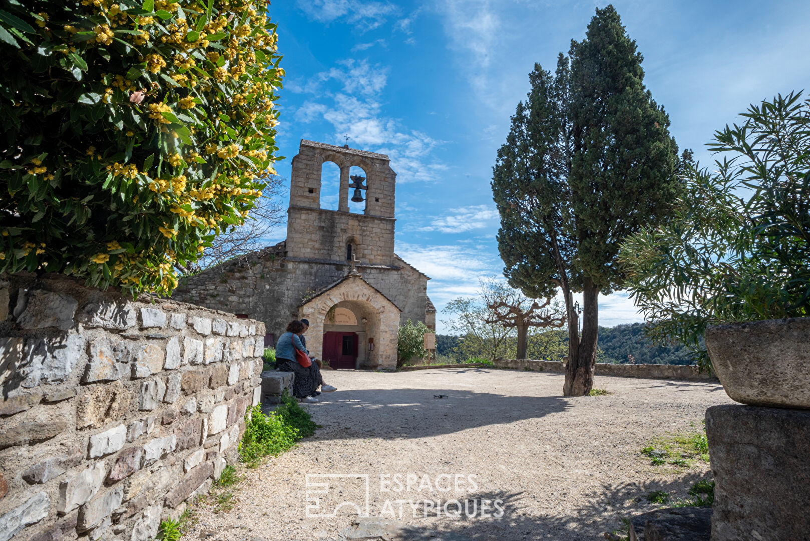 Typique ensemble d’habitations en pierre dans un beau village du Sud Ardèche