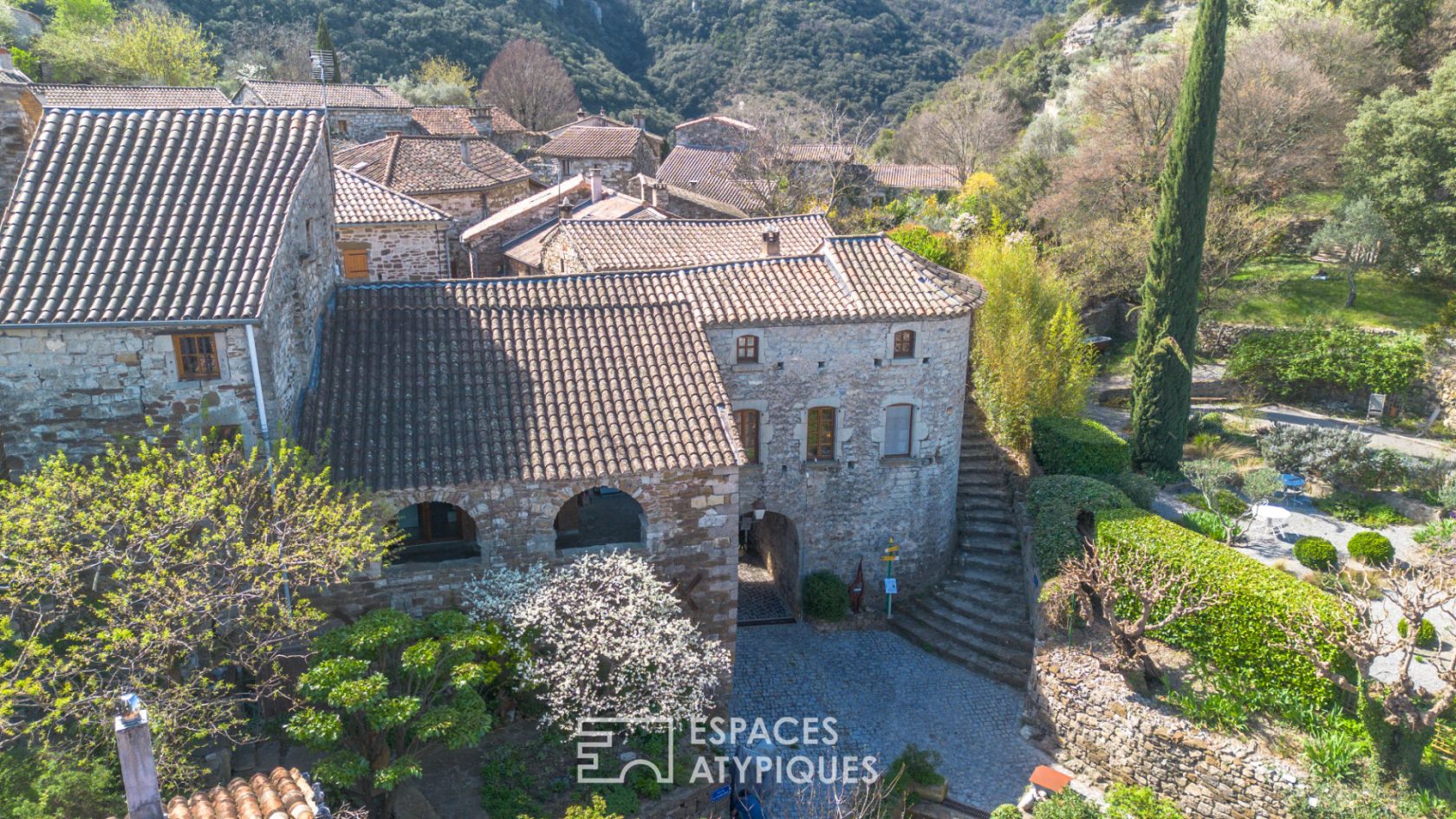 Typique ensemble d’habitations en pierre dans un beau village du Sud Ardèche