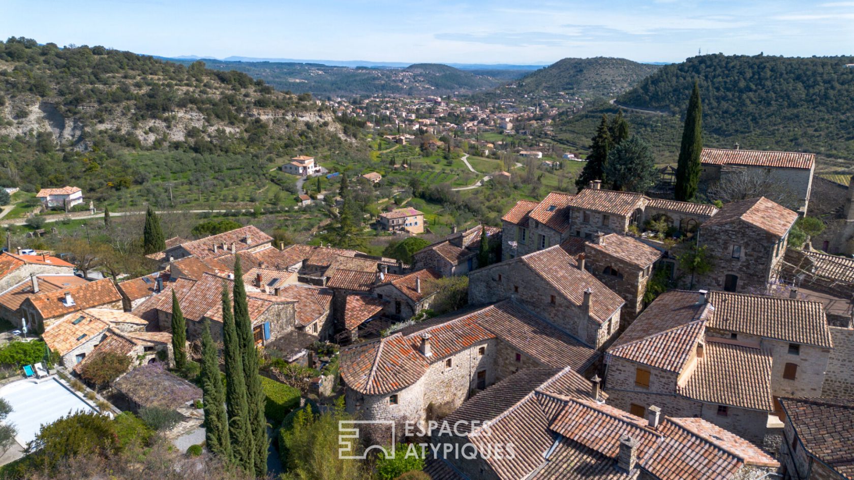 Typique ensemble d’habitations en pierre dans un beau village du Sud Ardèche