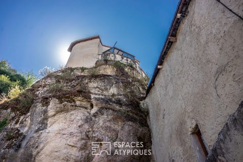 Maison érigée sur son rocher au pied du Vercors