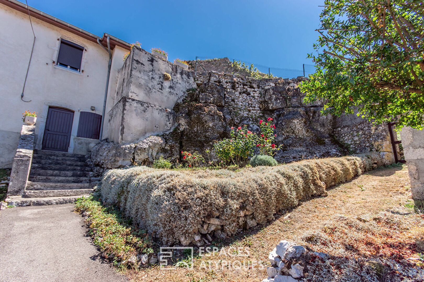 Maison érigée sur son rocher au pied du Vercors