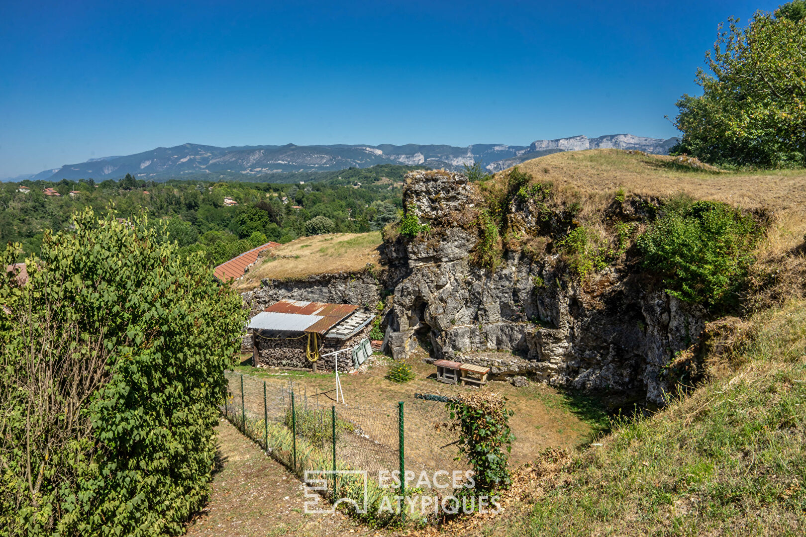 Maison érigée sur son rocher au pied du Vercors