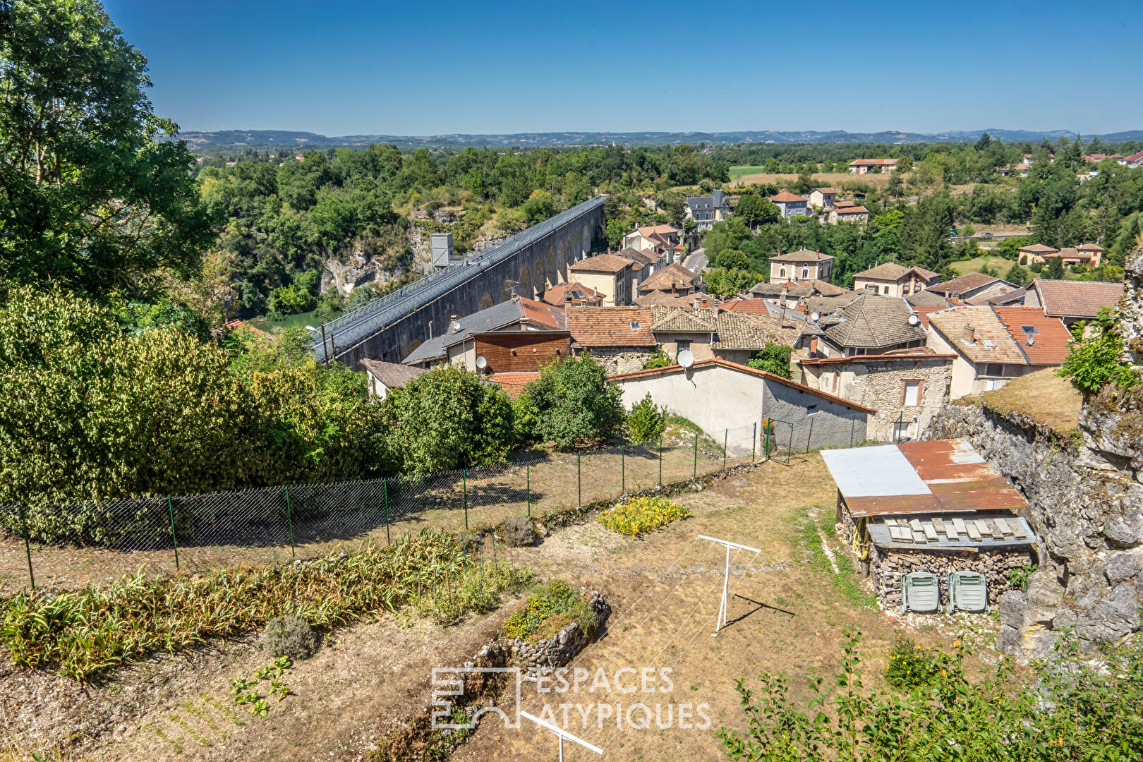 Maison érigée sur son rocher au pied du Vercors