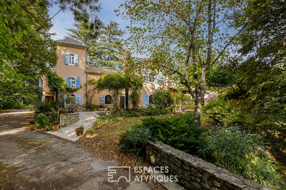 Propriété de charme avec vaste terrain, piscine et vue dégagée près de Dieulefit