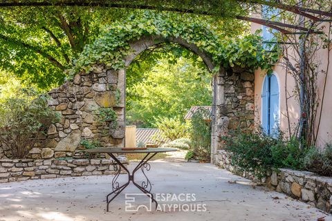 Propriété de charme avec vaste terrain, piscine et vue dégagée près de Dieulefit