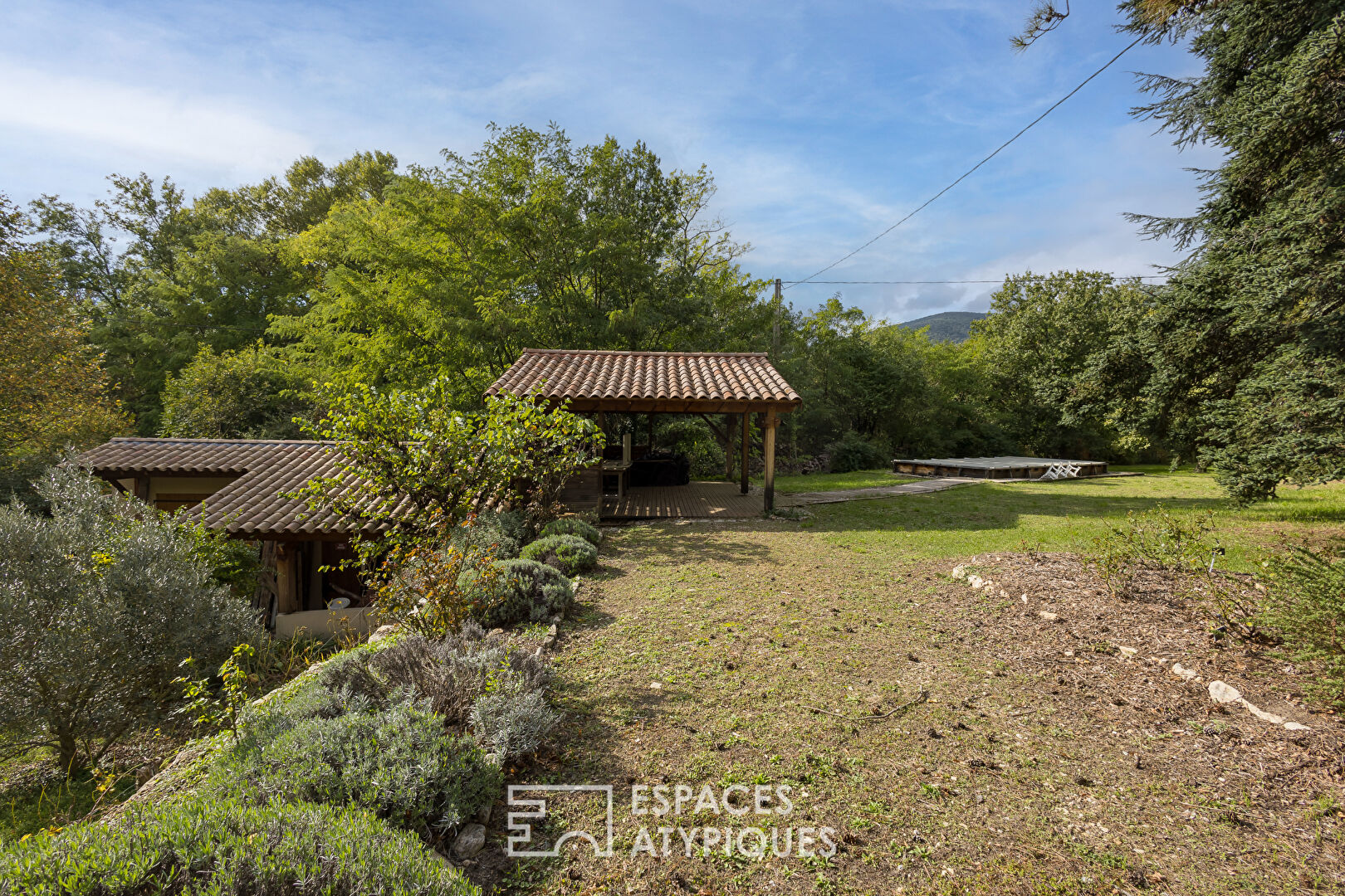 Propriété de charme avec vaste terrain, piscine et vue dégagée près de Dieulefit