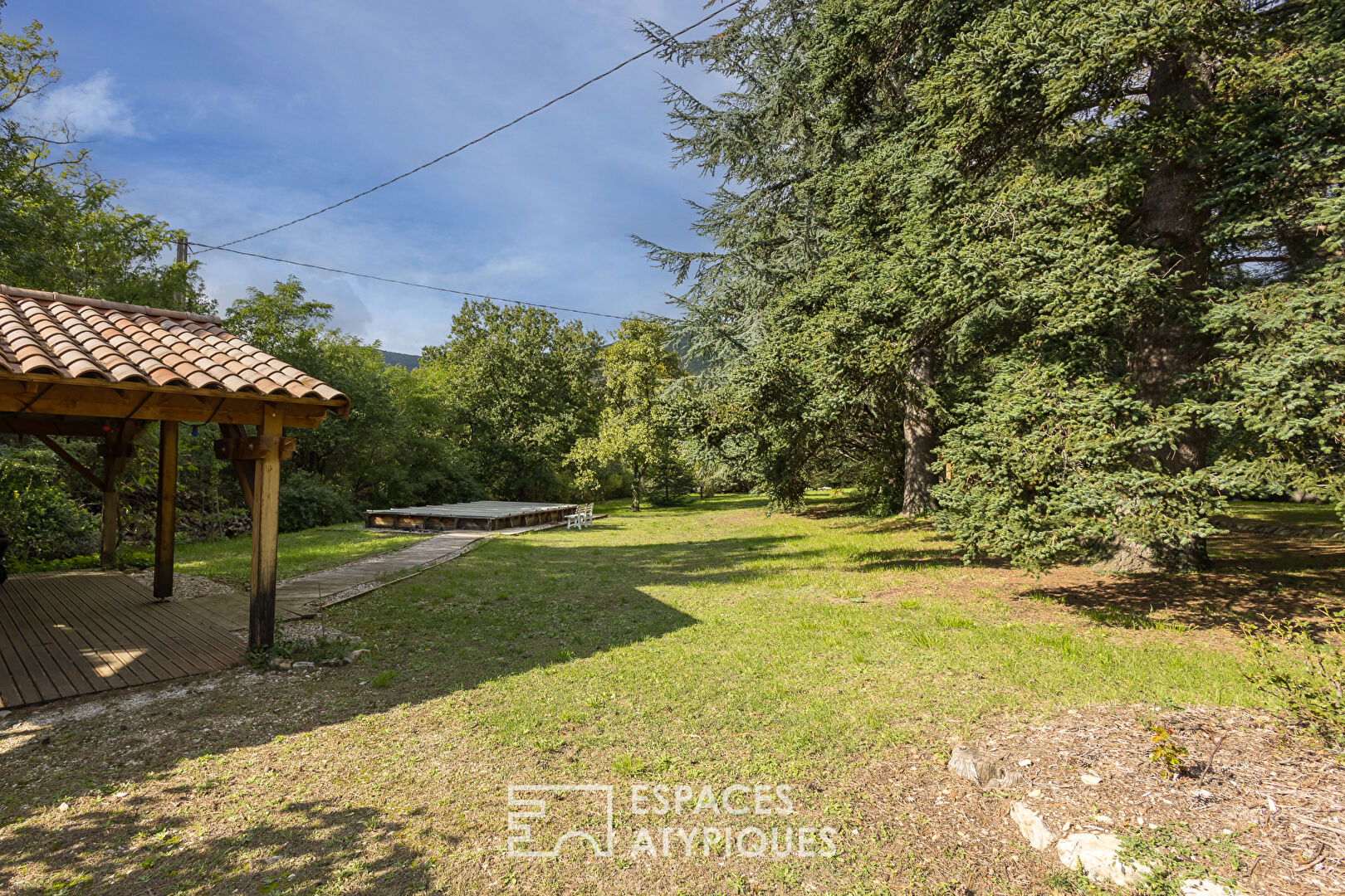 Propriété de charme avec vaste terrain, piscine et vue dégagée près de Dieulefit