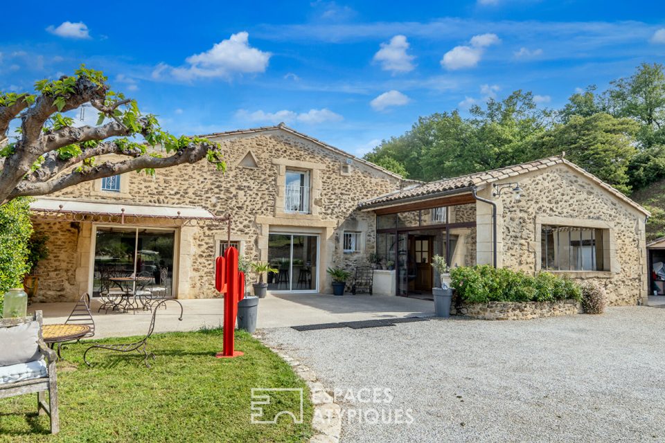 Maison en pierre rénovée avec dépendances, grand terrain et piscine