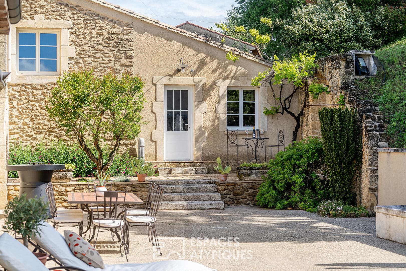 Maison en pierre rénovée avec dépendances, grand terrain et piscine