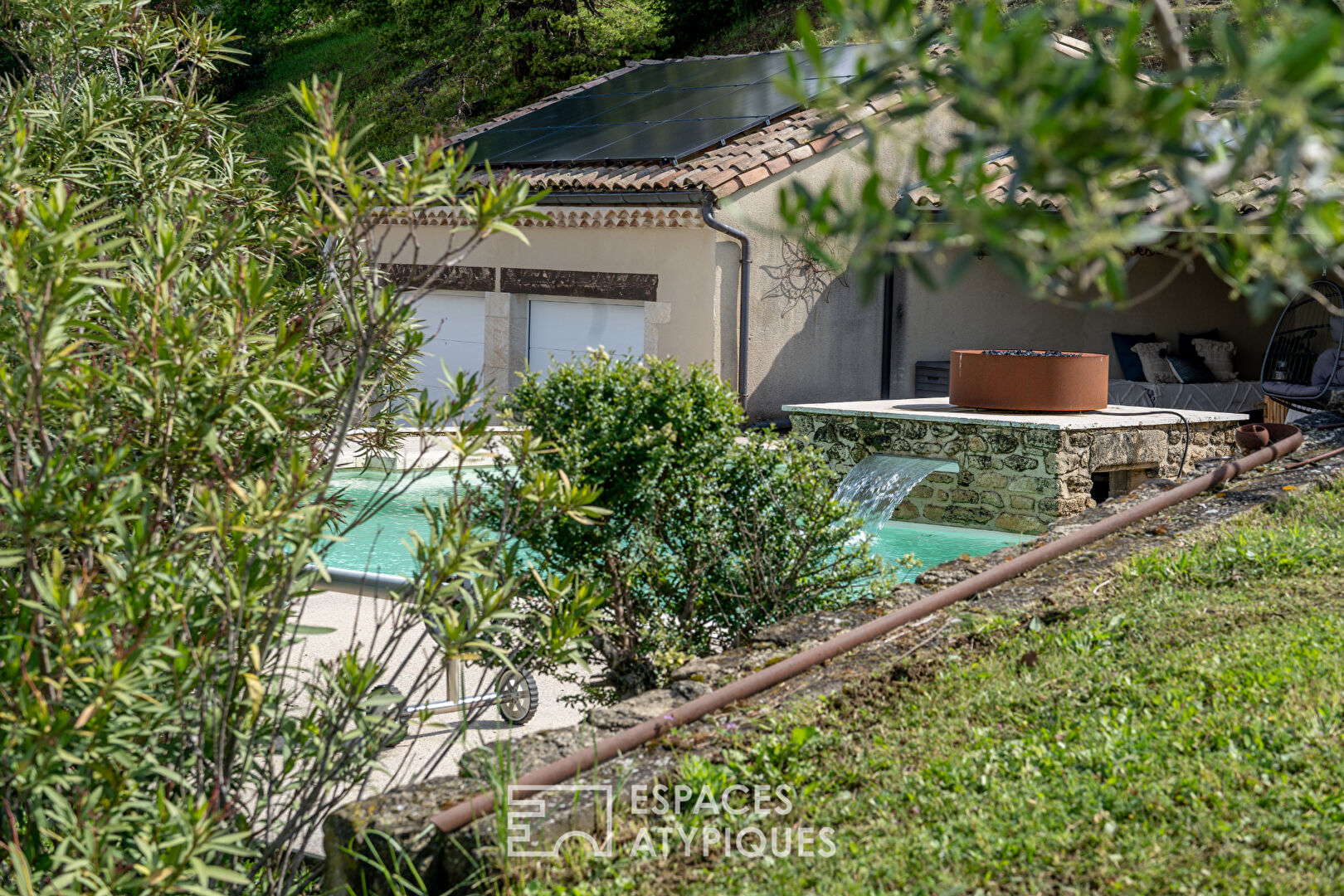 Maison en pierre rénovée avec dépendances, grand terrain et piscine