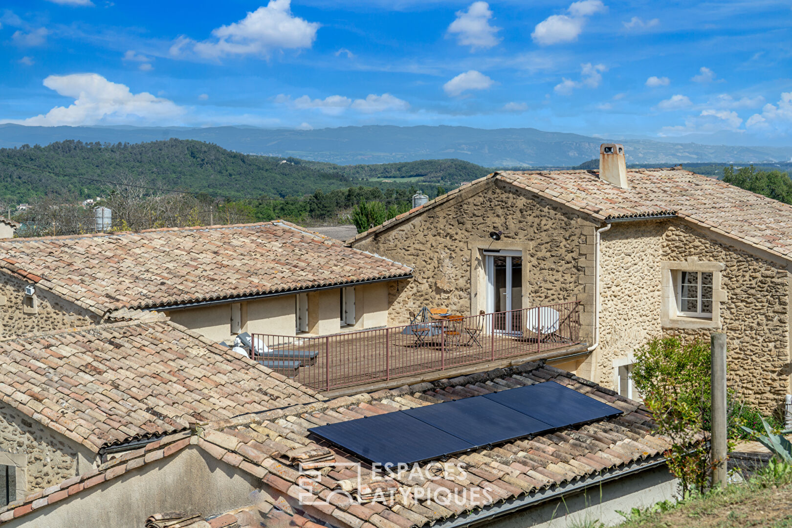 Maison en pierre rénovée avec dépendances, grand terrain et piscine