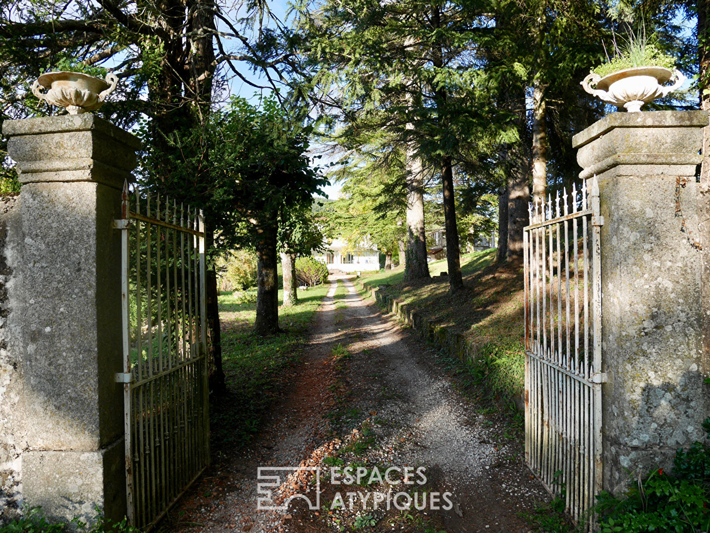 En Ardèche Verte, ancienne propriété de caractère aux atouts singuliers.