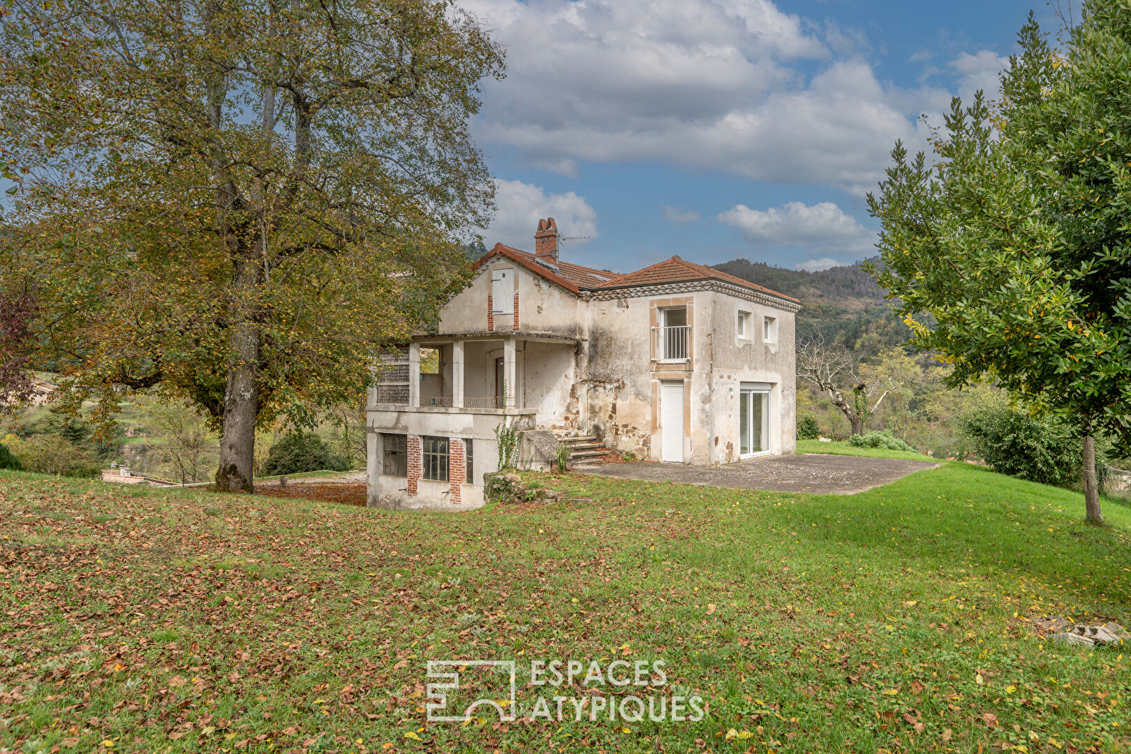 En Ardèche Verte, ancienne propriété de caractère aux atouts singuliers.