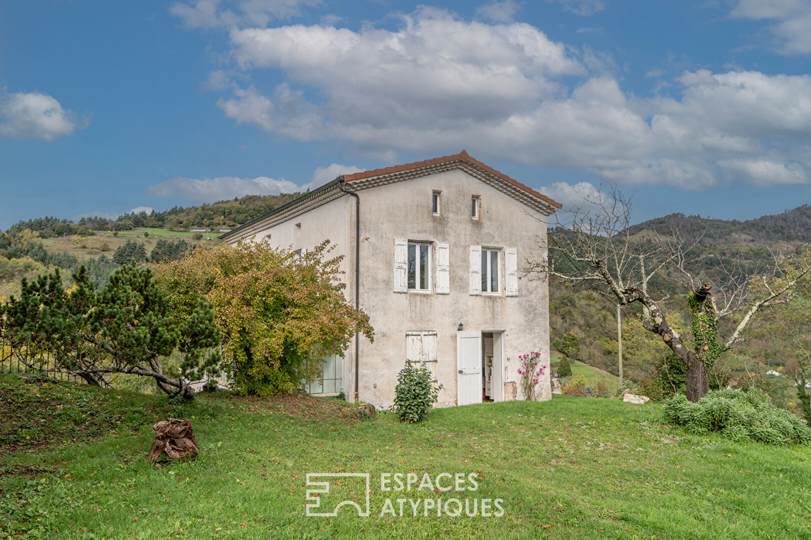 En Ardèche Verte, ancienne propriété de caractère aux atouts singuliers.