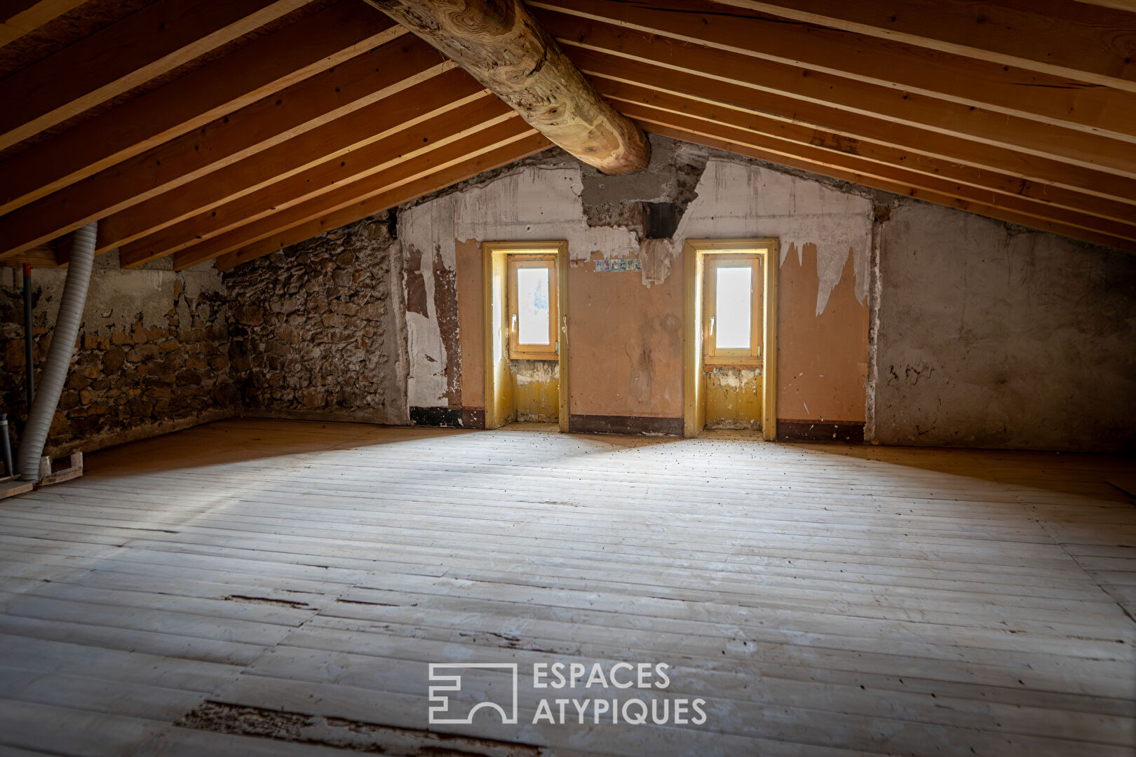 En Ardèche Verte, ancienne propriété de caractère aux atouts singuliers.